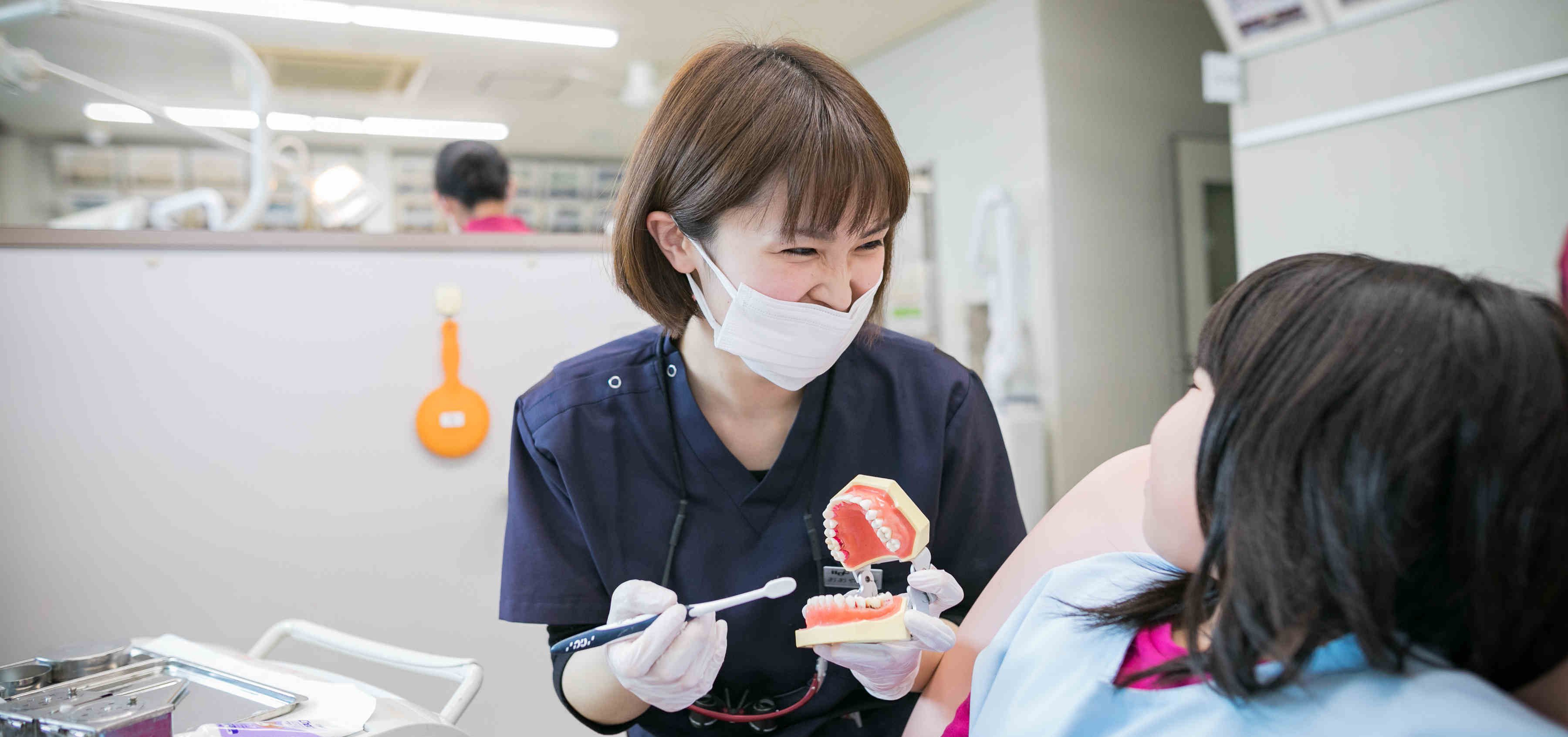 女性歯科医のブラッシング指導